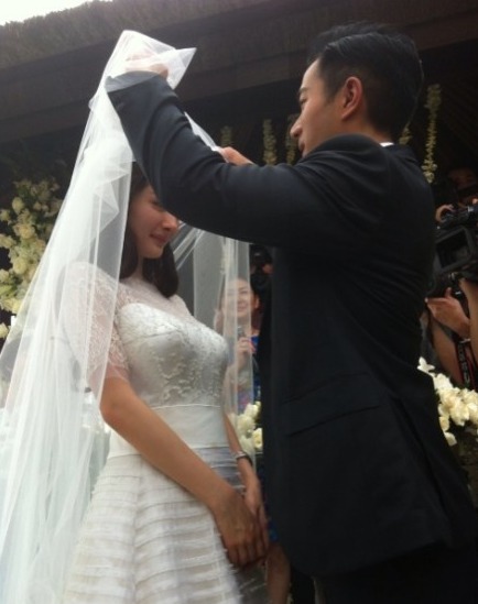 杨幂刘恺威大婚 新郎掀起头纱与新娘甜蜜拥吻