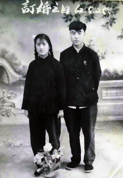 《订婚照》1962年5月25日这一天，19岁的严成杰和18岁祁生琴订婚，为纪念这一天，两人一起在西安某照相馆定格这一瞬间