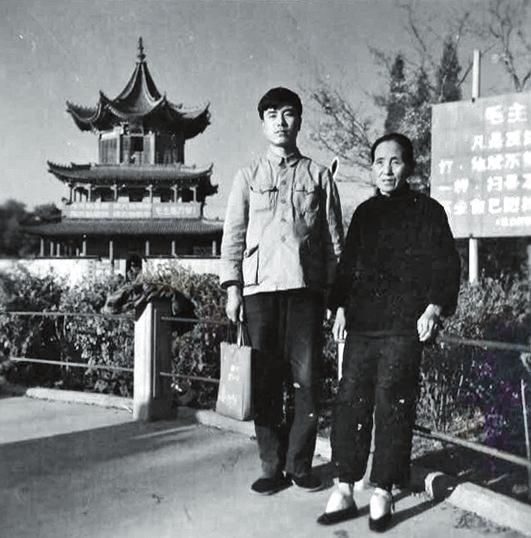 《母子》1959年严成杰考入陕西邮电学校，把在永寿老家的母亲接到西安，一起在西安革命公园记录下难忘的瞬间