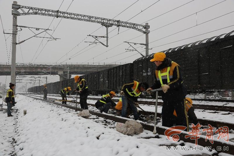 西安迎来今冬首场雪 部分高铁列车限速运行