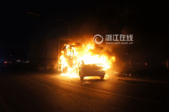 快讯：温州乐清一快递车与私家车相撞 造成4人死亡