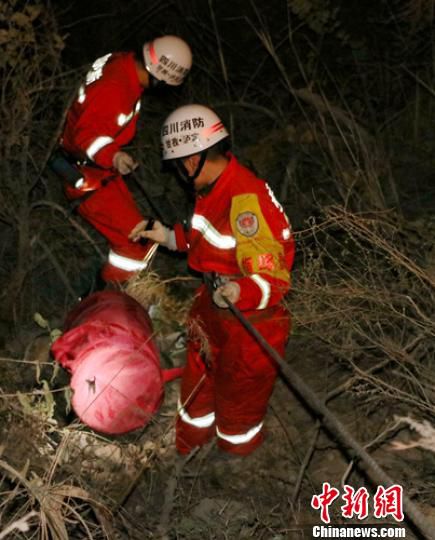 京昆高速德阳段面包车撞爆竹车致3死1伤(图)