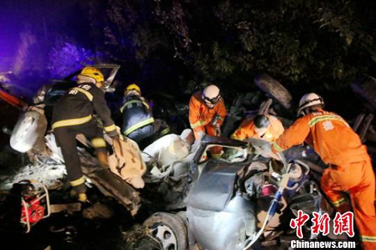 京昆高速德阳段面包车撞爆竹车致3死1伤（图）