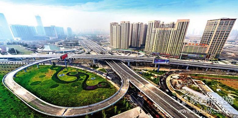  西安市太白路——丈八东路立交开通后有效缓解了周边的交通压力。 记者 李念摄 “十二五”陕西省预计新增铁路约600公里，营业总里程达到4900公里。今年，陕西还将建成西咸北环线等10个高速公路项目，全省高速公路通车总里程将突破5000公里。干线公路建设规模保持在2000公里以上，进一步提升了路网通行能力和服务水平。农村公路建设规模保持在6000公里以上。陕西交通已从过去制约经济发展的短板瓶颈，变成了促进经济发展的竞争新优势。