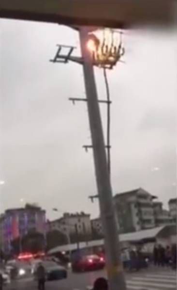 男子与女友吵架爬电线杆触电 变成火球从空中落下