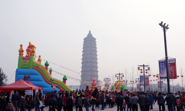 泾河新城崇文塔景区内，前来游玩的人络绎不绝.jpg
