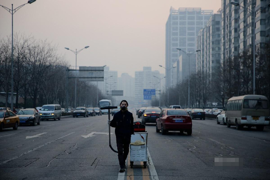 组图：北京小伙收集雾霾做砖 “黑科技”让人欲哭无泪 