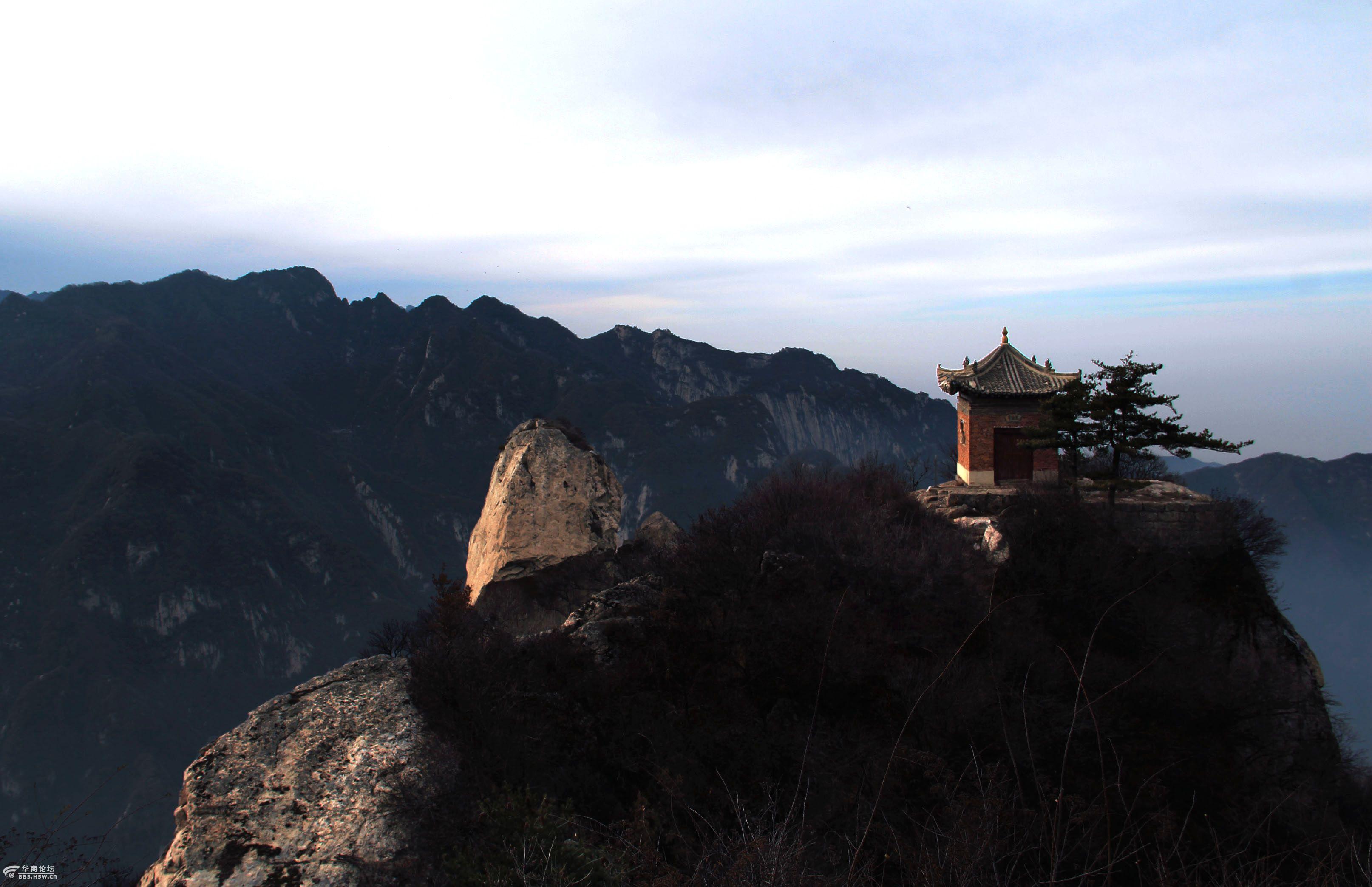 登顶人头山俯瞰大峪云雾缭绕