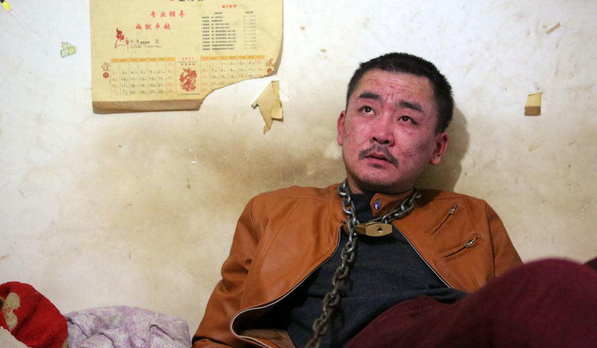 安徽30岁男子饮酒成性 苦求母亲将其用铁链锁住
