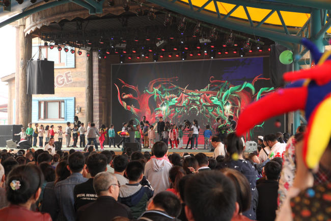 乐华欢乐世界，小朋友们在舞台上与演员欢乐互动.jpg