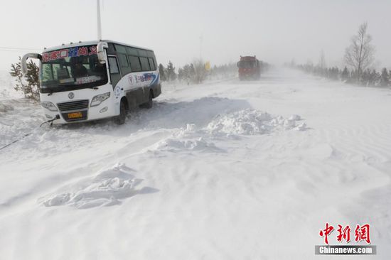 12月3日，河北省张家口市，尚义——张北341省道遭遇“大风吹雪”天气，老龙不落段道路积雪严重，过往车辆被困。张北交通部门紧急出动平地机铲雪，截止下午14时30许，该路段疏通，没有出现伤亡情况。