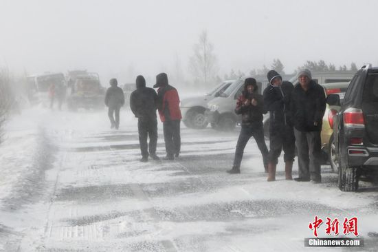 12月3日，河北省张家口市，尚义——张北341省道遭遇“大风吹雪”天气，老龙不落段道路积雪严重，过往车辆被困。张北交通部门紧急出动平地机铲雪，截止下午14时30许，该路段疏通，没有出现伤亡情况。