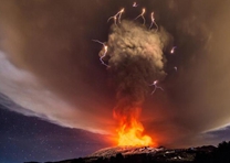 意大利埃特纳火山喷发 烟柱中爆出闪电蔚为壮观