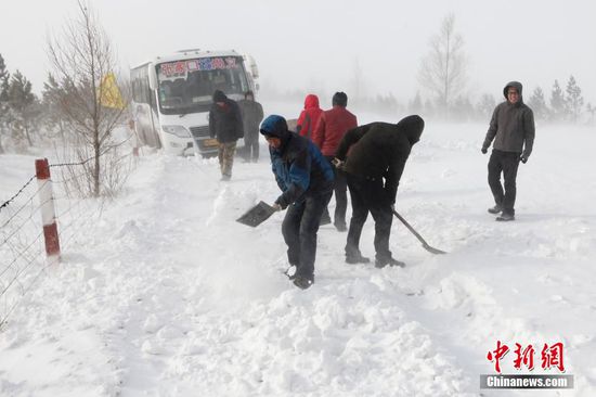 12月3日，河北省张家口市，尚义——张北341省道遭遇“大风吹雪”天气，老龙不落段道路积雪严重，过往车辆被困。张北交通部门紧急出动平地机铲雪，截止下午14时30许，该路段疏通，没有出现伤亡情况。