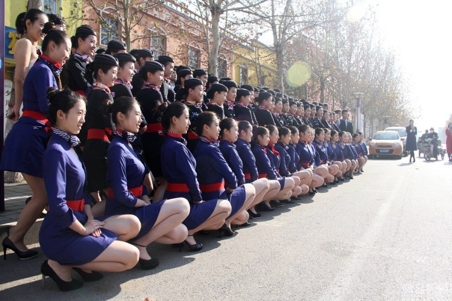 山东百余女生寒冬露大腿穿空乘制服拍合影