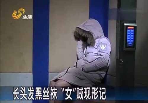 长发黑丝女贼被抓警局现真身 异装癖小伙男扮女装