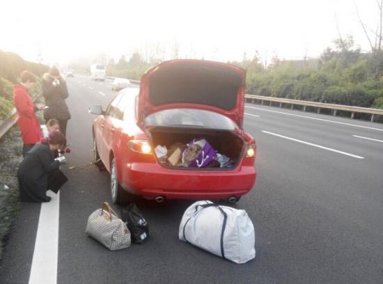 奇葩女司机真牛X 高速路内车道更换备胎