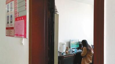 临潼区政府个别工作人员上班玩游戏 聚集聊天