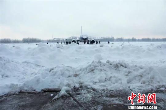 首府乌鲁木齐降下自1952年有记录以来单日降雪记录最大降雪量，天山南部迎来了罕见的大雪。　刘刚 摄