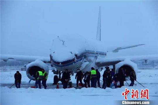 新疆南部迎来罕见大雪致阿克苏机场关闭航班延误（图）