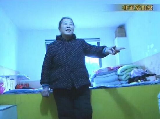 北方大妈受不了湿冷在南方小区建土炕取暖(图)