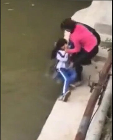 女孩疑考试成绩差 被母亲推入河中训斥
