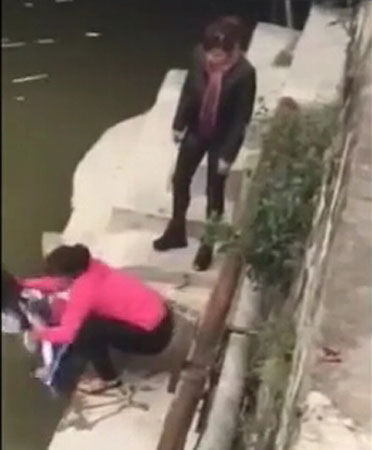 女孩疑考试成绩差 被母亲推入河中训斥