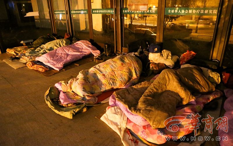 冬夜里露宿西安街头的流浪者|老人|刘振-原点周