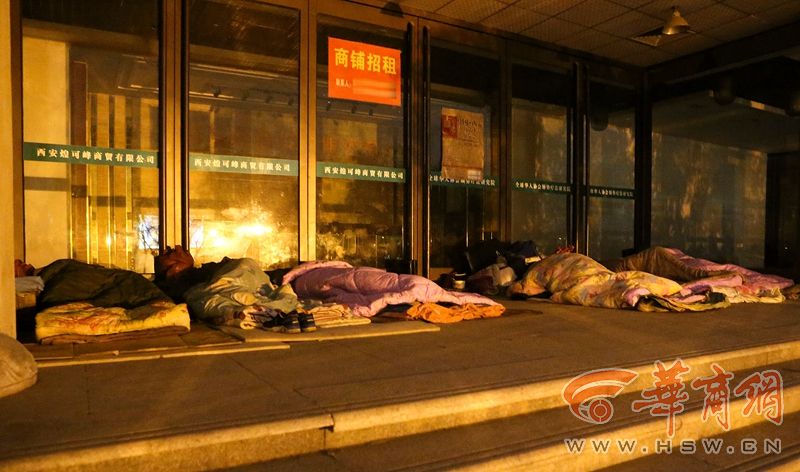 冬夜里露宿西安街头的流浪者|老人|刘振-原点周