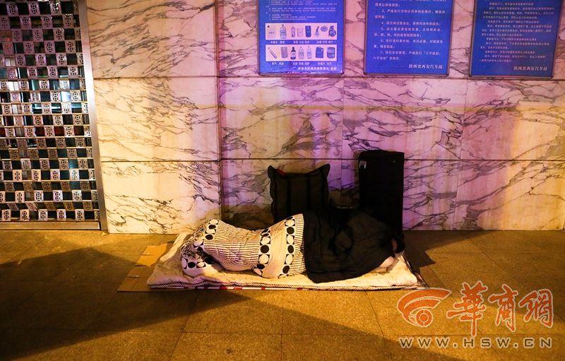 冬夜里露宿西安街头的流浪者|老人|刘振-原点周