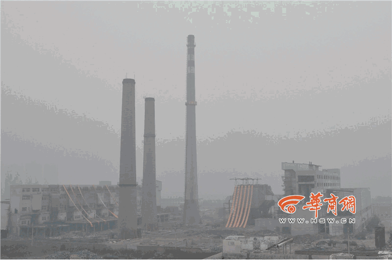 宝鸡6座大烟囱被定向爆破 系国内最大烟囱群爆破