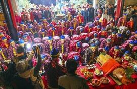 佛山村民集体穿马褂祭祖