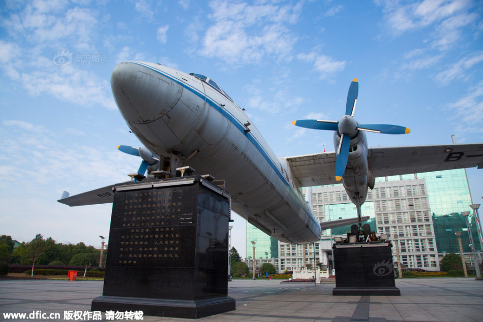 镇政府大 楼前停客机当装饰 _综合_突袭网