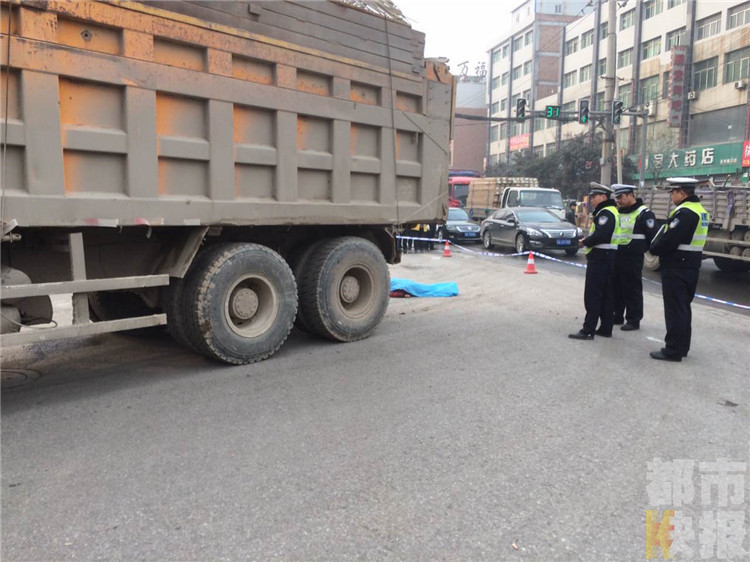 西安女子骑电动车送娃上学 与渣土车相撞孩子