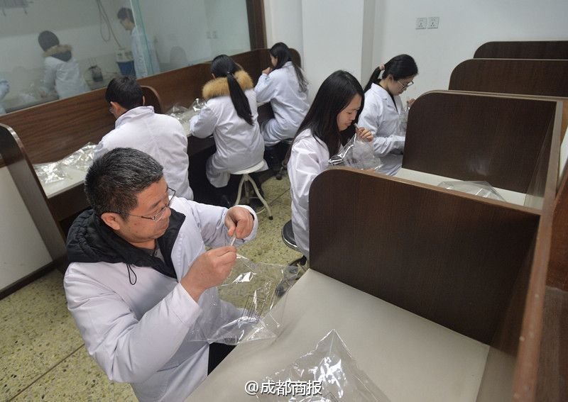 90后美女闻臭师能鉴4000种臭味 要求素颜无香