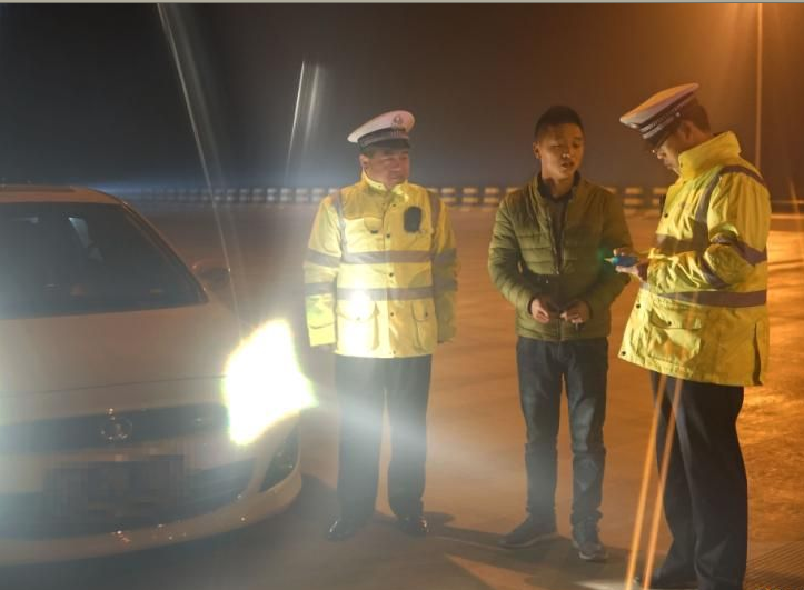 记者夜间体验高速交警工作:每人平均日巡160公