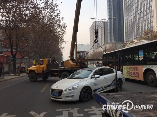 西安太白南路一轿车失控冲向路边 连撞三车后趴窝