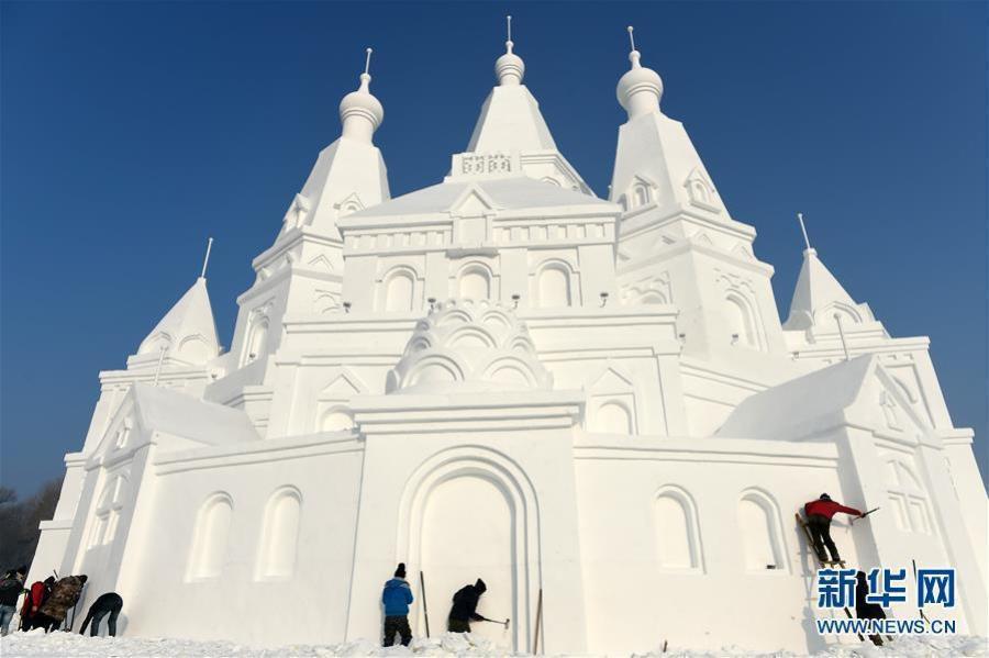 哈尔滨一雪塑建筑高51米 为世界最高雪塑建筑