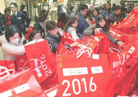 日本百货公司新年开店推福袋 成中国游客抢手货