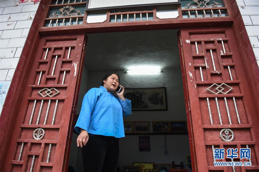 （脱贫攻坚·扶贫人物·图文互动）（3）“女愚公”邓迎香：一锤一镐砍山凿洞只为打通脱贫之路