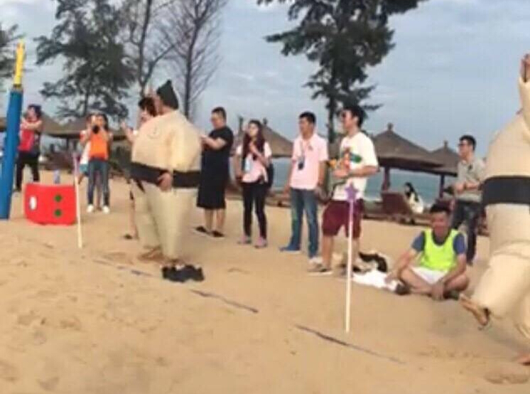 肉光四射!王思聪三亚生日宴邀150位嫩模(组图