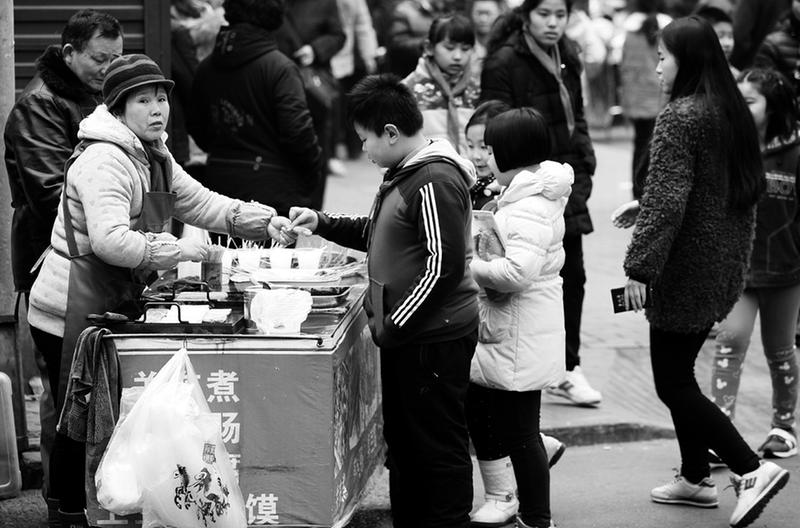 元旦起校外百米不得摆食品摊 西安学校周边仍有