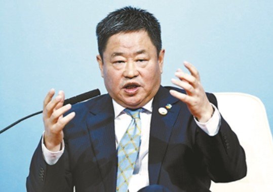 宁高宁挥别中粮履新中化 员工打横幅夹道相送
