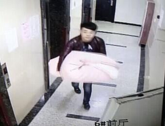 西安一小偷将保险箱包在被子里离开 过程仅15分钟