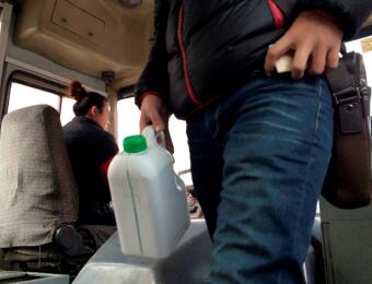 记者带液体西安乘公交车 10辆车只有三辆要求检查