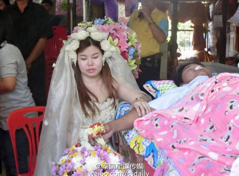 女子穿婚纱与身亡的男友结婚