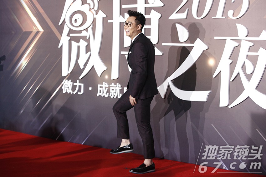 2015微博之夜红毯：赵丽颖刘涛飒爽登场PK总攻范
