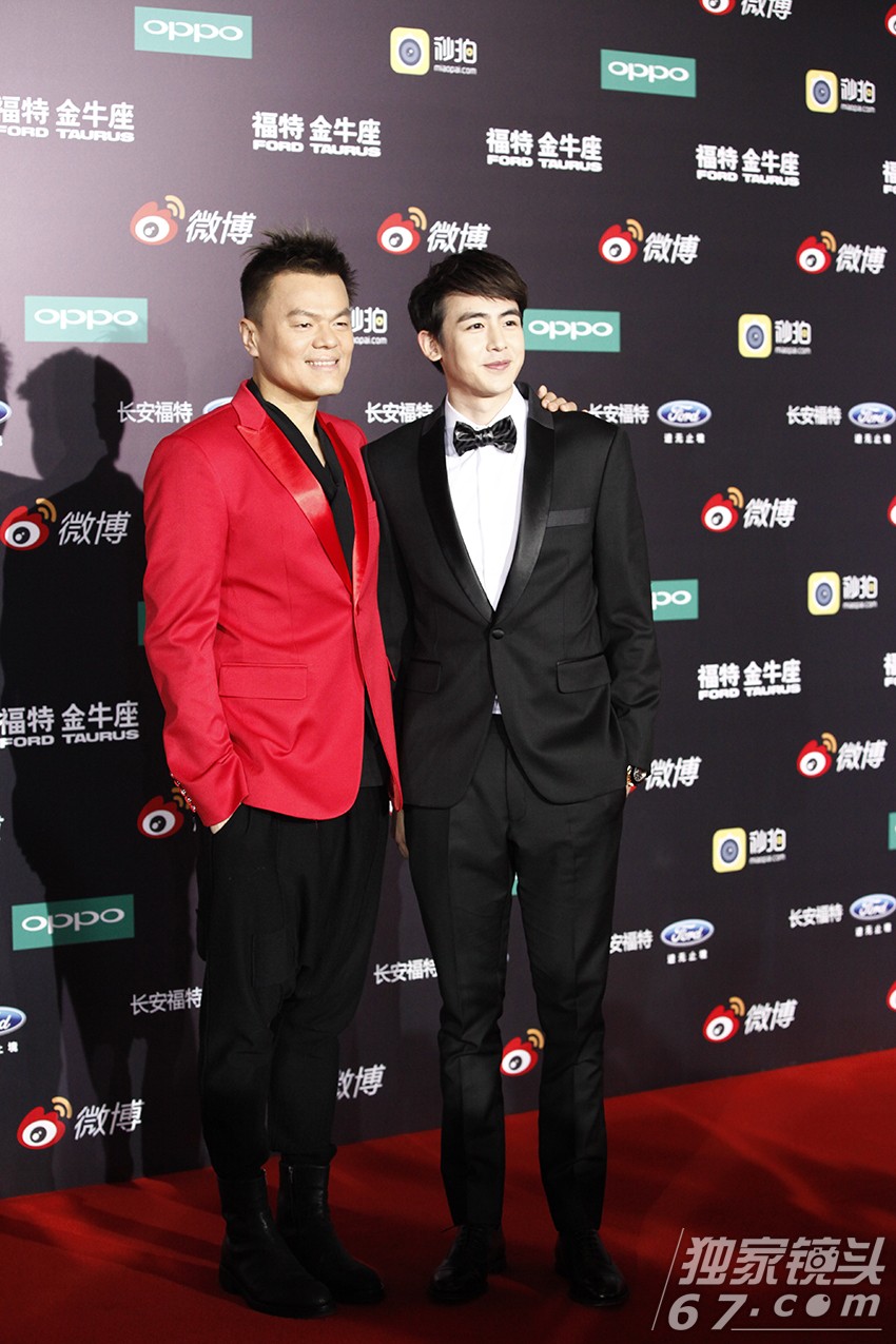 2015微博之夜红毯：赵丽颖刘涛飒爽登场PK总攻范