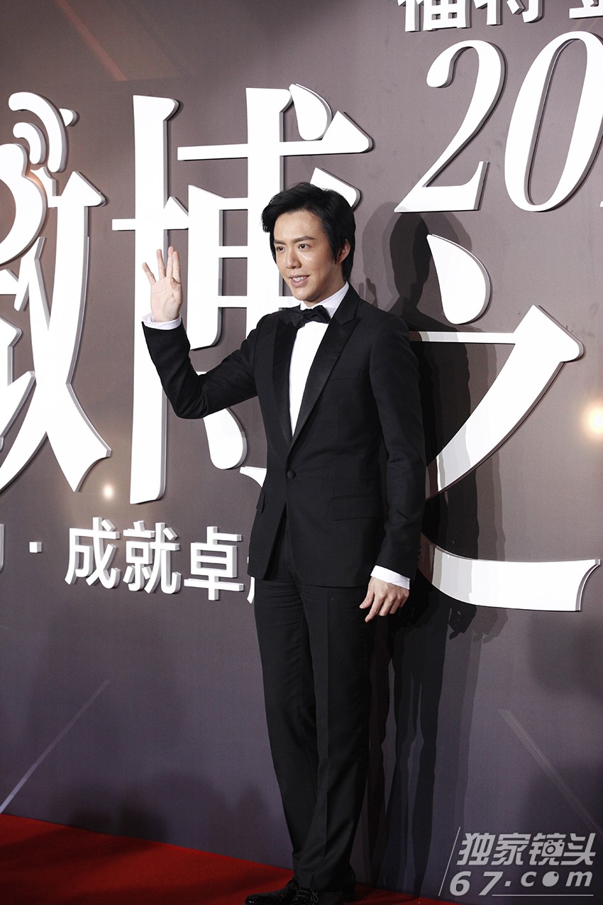 2015微博之夜红毯：赵丽颖刘涛飒爽登场PK总攻范