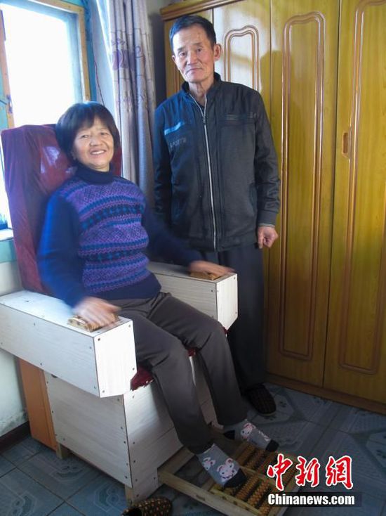 李景阳为老伴研制的一台电动按摩椅。坐在这部木制的按摩椅上，接通电源，随着电动机的嗡嗡声，颈部、后背和大腿下面的按摩器有规律的转动起来，除此三个部位之外，还有手脚两个按摩处，按摩椅两边的扶手上安有能够转动的按摩设置，两手放上去就可来回搓动；脚部按摩机关是通过一个摇把手顺时针的摇动，按摩器前面底部就会伸出来一个能放两只脚的木质按摩器，两脚放上去就可以随意的前后搓动了，这样一来，颈部、腰部、腿部、两手和两脚共计五个部位就能同时接受按摩。